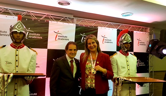 Instituto Tiradentes premia vereadora Irmã Leda como a mais atuante em Paulo Afonso