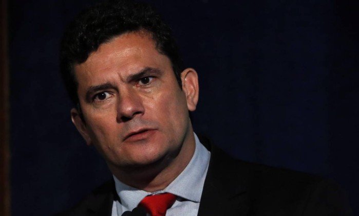 Moro interrompe escritor após relato de viagens e elogio a Lula