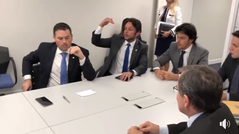 Fim do impasse: Em vídeo, Mário Júnior aparece intermediando acordo entre Coelba e Caixa