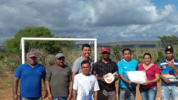 Prefeitura entrega materiais esportivos e novas traves do campo de futebol da Agrovila 09