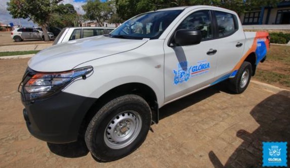 Prefeito de Glória-BA recebe veículo 4×4 resultado de emenda parlamentar para Secretaria de Saúde