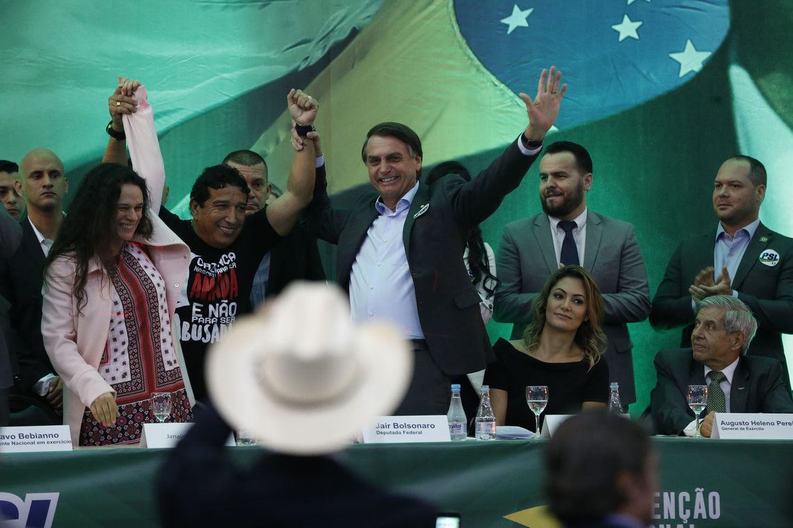 Lançado candidato, Bolsonaro elogia mulheres, chora e diz ser patinho feio