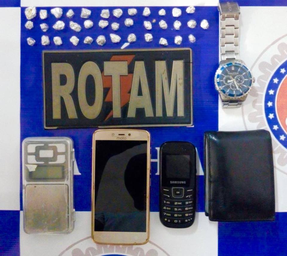 Jovem é preso suspeito de comercializar drogas no centro de Paulo Afonso