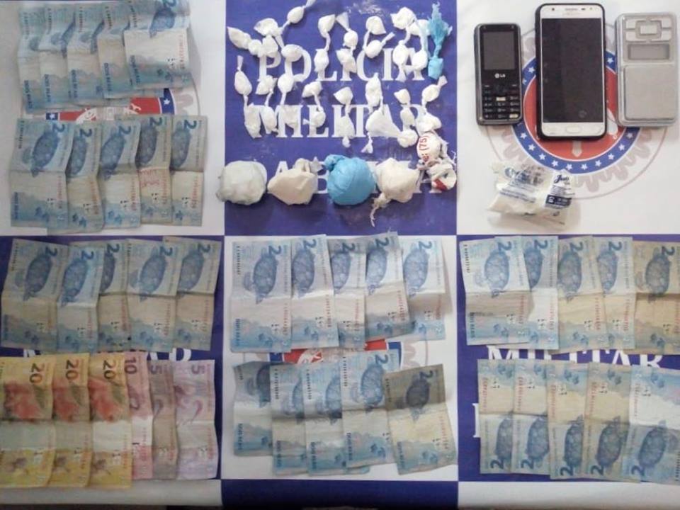 PM descobre ponto de comercialização de drogas e prende garota de 22 anos em Paulo Afonso