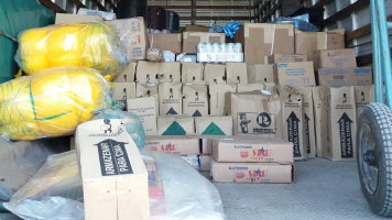 Polícia flagra 60 toneladas de alimentos sendo transportados junto com produtos perigosos em Paulo Afonso