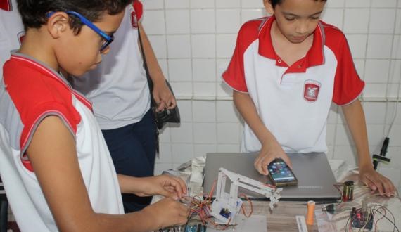 Despertando Talentos: aluno do Montessori, Gabriel Soares, desenvolve garra mecânica