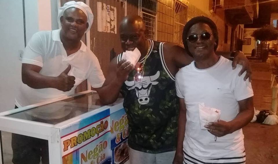 Ninha (ex-Timbalada) dá um rolê pelo centro de Paulo Afonso e aprova o “Acarajé do Negão”