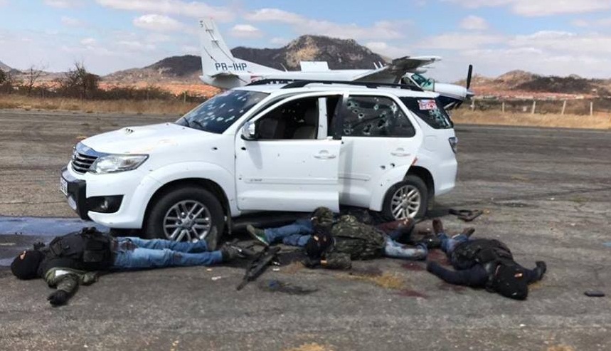 Seis assaltantes de banco são mortos em confronto com a polícia durante tentativa de roubo a avião em Salgueiro-PE (Fotos)