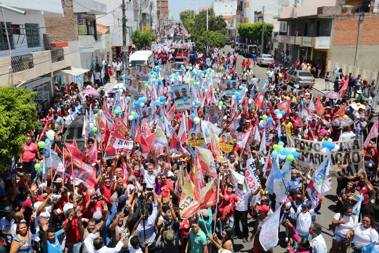 Rui promete elaborar plano de irrigação para Paulo Afonso; veja o vídeo da caminhada no centro