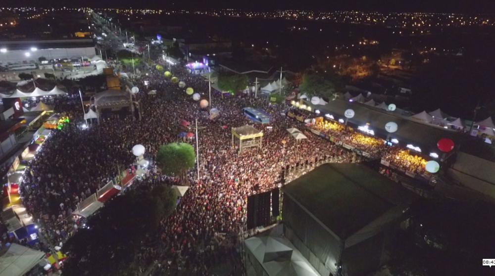 Com público recorde, Gabriel Diniz e Edson Gomes encerram shows da terceira noite de Copa Vela
