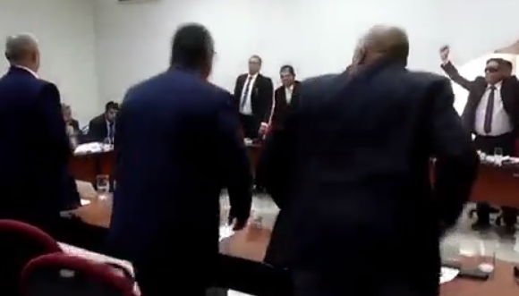 Com voto de vereador governista, oposição derrota prefeito Luiz de Deus na Câmara por 10 x 2