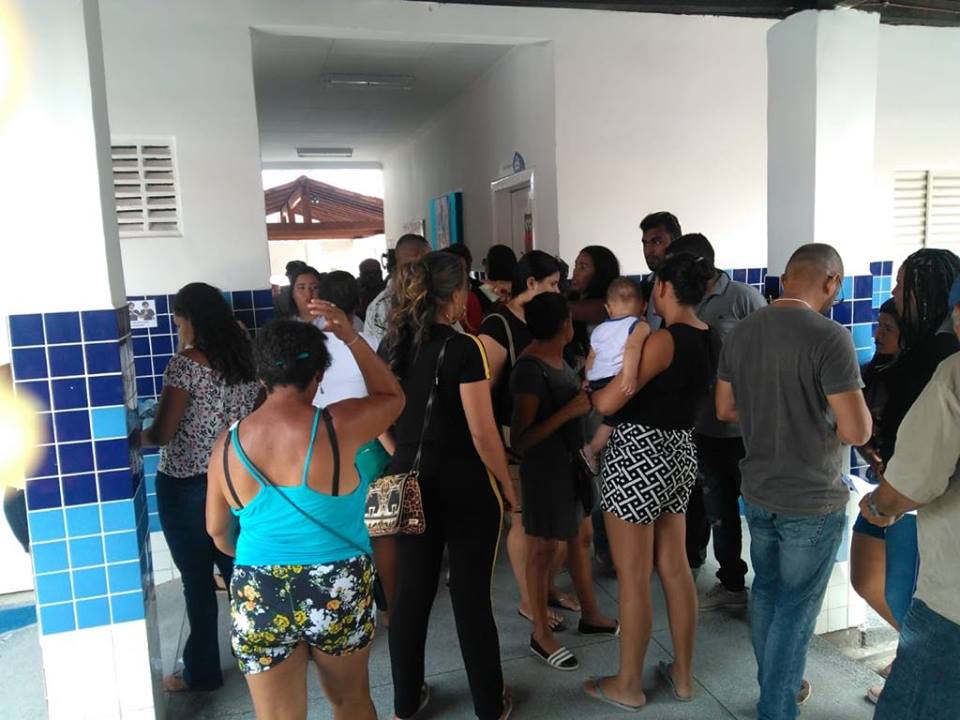 Eleitores chegam cedo e enfrentam fila em escolas de Paulo Afonso