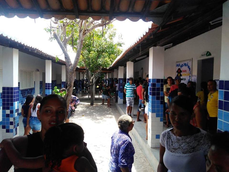 Eleitores chegam cedo e enfrentam fila em escolas de Paulo Afonso