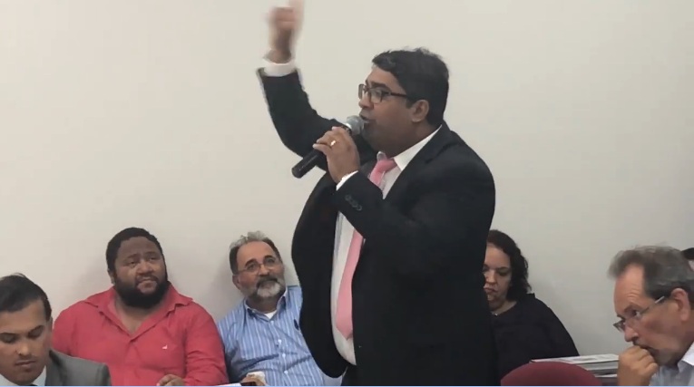 Em discurso inflamado, Jean Roubert fala em vereadores submissos e diz não ter medo de Luiz de Deus (Vídeo)
