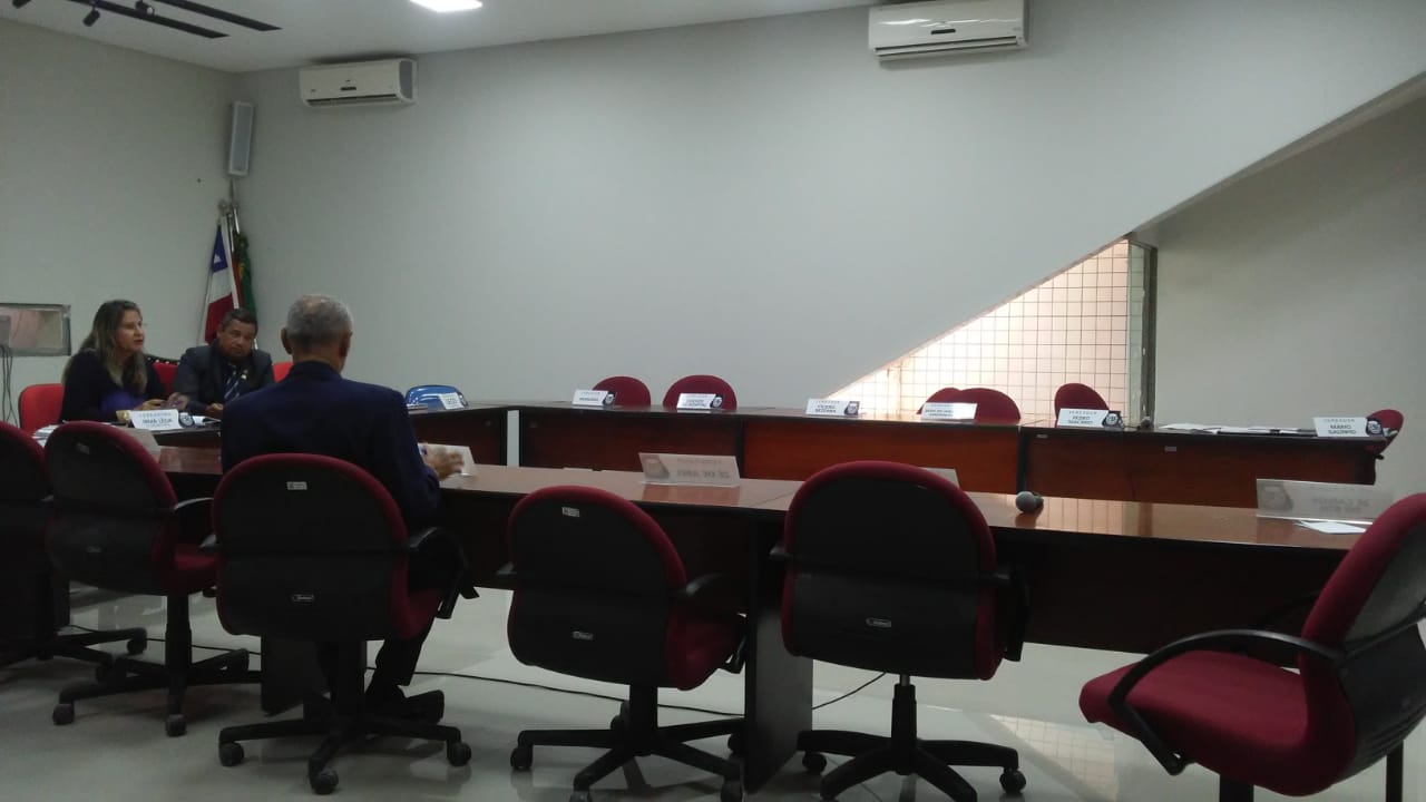 Vereadora Leda reclama de atraso para início da sessão ‘falta de respeito com o público’