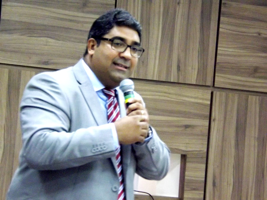 ‘Por que não se comenta o confisco de verba na saúde?’, questiona Jean Roubert