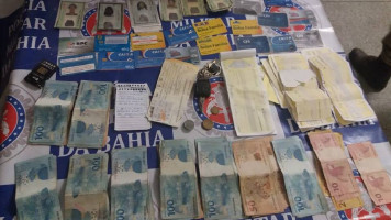 Blitz da PM flagra suspeito dirigindo embriagado com quase R$ 30 mil e cartões do Bolsa Família