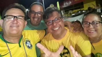Eleitores comemoram vitória de Bolsonaro no centro de Paulo Afonso