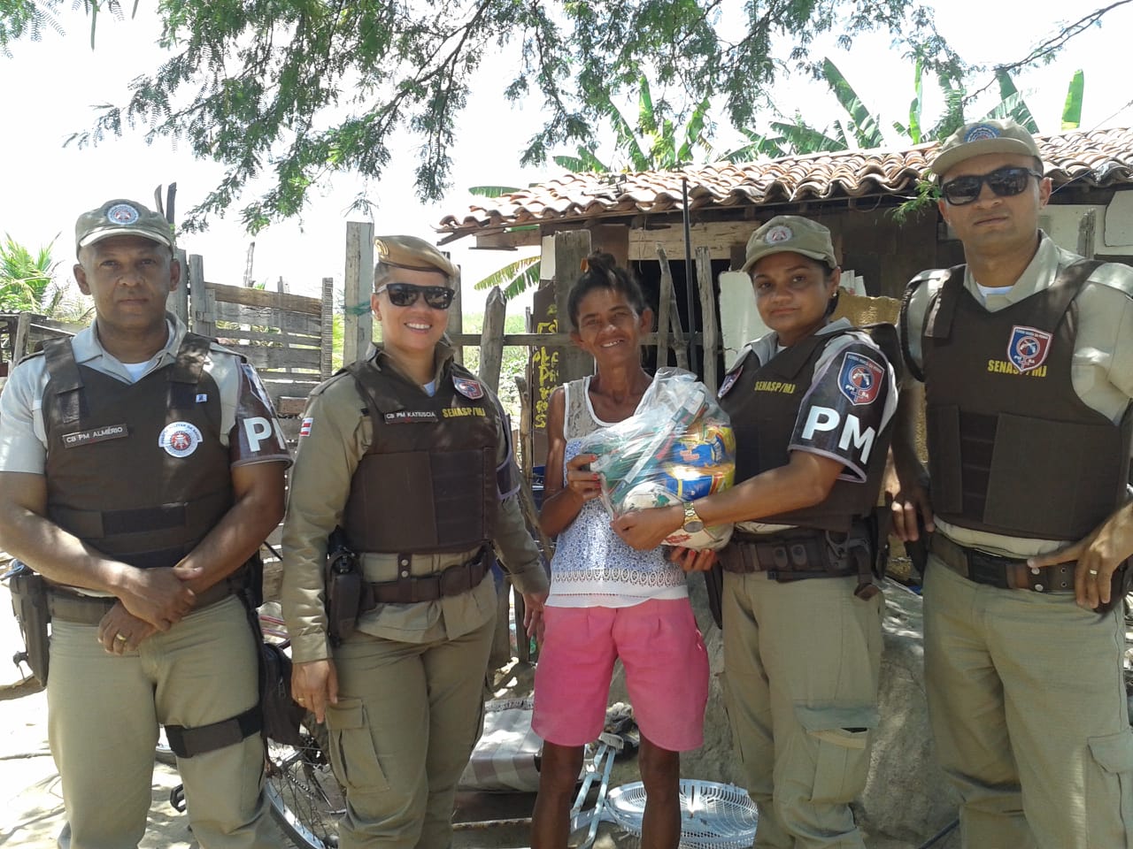20º Batalhão distribui uma tonelada de alimentos em Paulo Afonso
