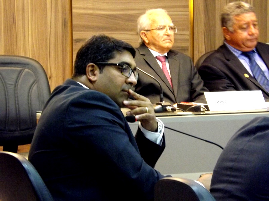 Luiz de Deus e Jean Roubert se encontram depois dos embates: sequer se olharam