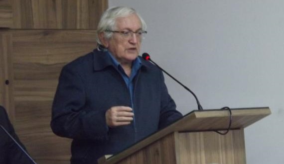 Diniz elogia Luiz de Deus por ele ter afastado o secretariado, na frente dos “demitidos”