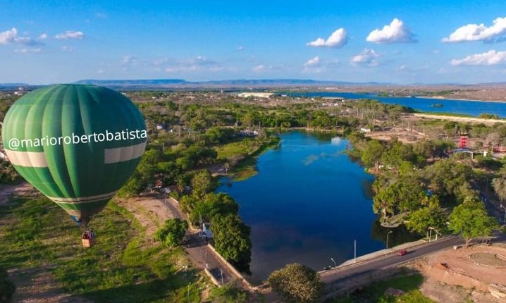 Balão tripulado sobrevoa Paulo Afonso e deixa moradores curiosos