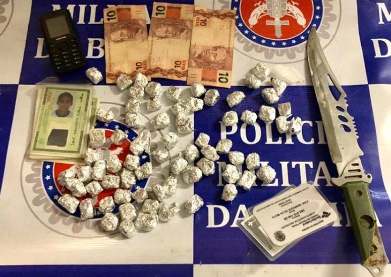 Cheiro de maconha leva PM a prender dois jovens, com mais de 70 balinhas da erva em Paulo Afonso