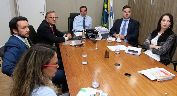 Mário Júnior participa de reunião buscando ampliar repasses federais para saúde na Bahia em mais R$ 520 milhões