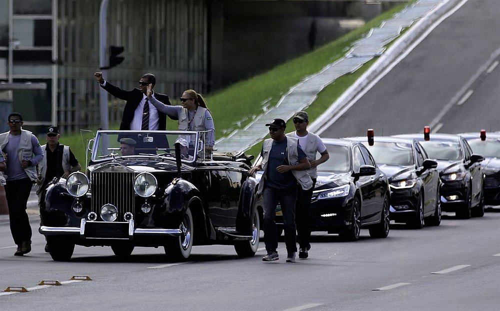 Ensaio para a posse tem desfile em carro aberto