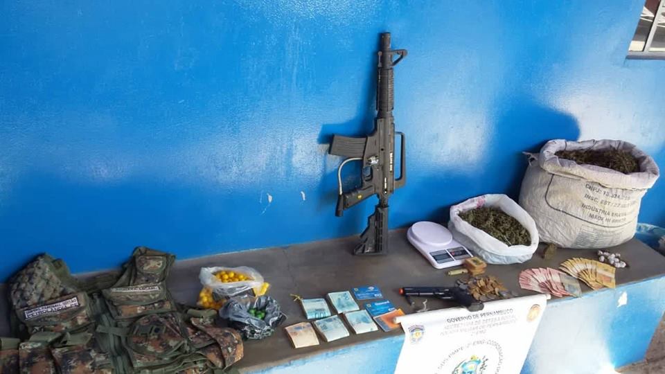 Operação ‘Itaparica Karajá’ apreende mais de 5Kg de maconha, simulacro de fuzil e R$ 4,5 mil