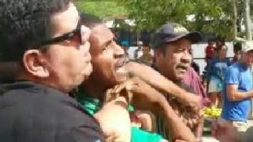 Superintendente da SMTT de Delmiro Gouveia aplica um “mata leão” em vendedor de coco; veja o vídeo