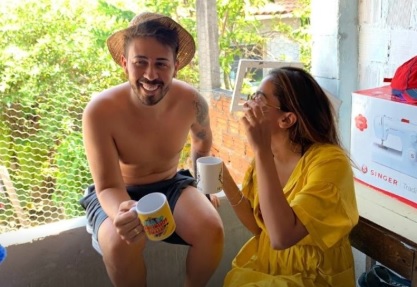 Após show em Alagoas, Anitta visita Vila do amigo Carlinhos Maia, em Penedo