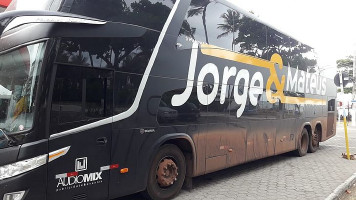 Ônibus da dupla Jorge e Mateus se envolve em acidente com carro de aplicativo em Maceió