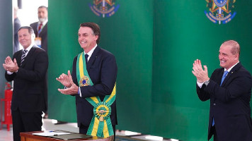 Bolsonaro assina decreto que fixa salário mínimo em R$ 998 em 2019