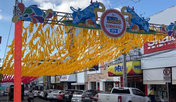 Clima de Carnaval invade centro de Paulo Afonso com ornamentação na Avenida Getúlio Vargas