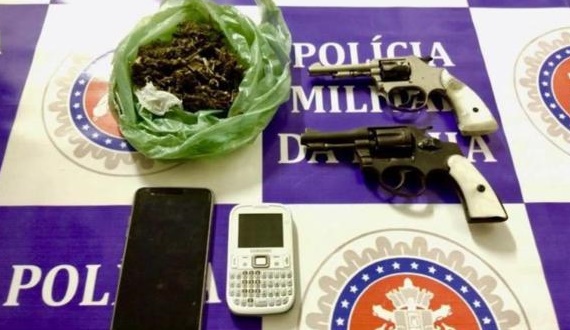 PM prende acusados de assaltos flagrados com armas e drogas no centro de Paulo Afonso