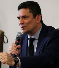 Lei de Moro isenta pena de policial que matar em serviço