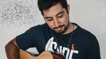 Luau na Praça traz o cantor Thiago Xavier, voz e violão, neste sábado