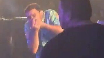 Mano Walter é atingido por latinha de cerveja em show no Maranhão; vídeo