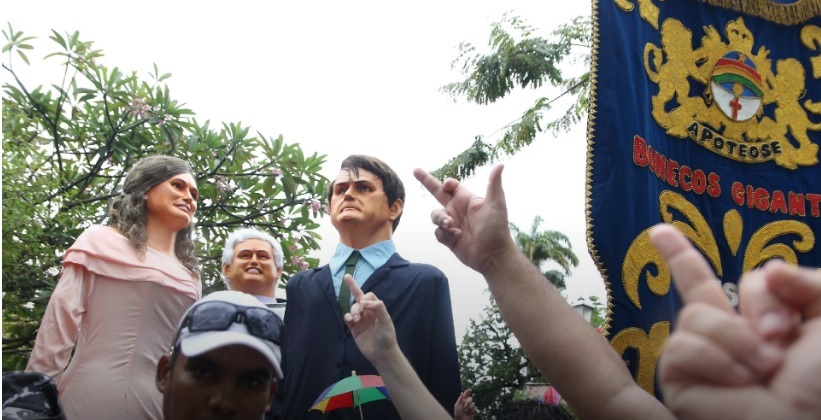 Boneco gigante de Bolsonaro desfila em Olinda sob vaias e chuva de latas