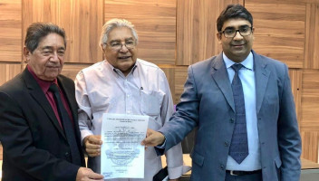 Vereador Jean Roubert homenageia o Jornal Folha Sertaneja