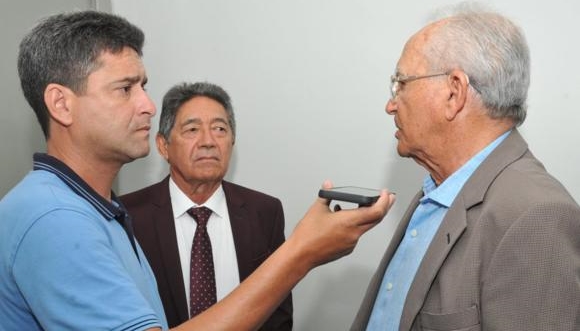 “É um valor necessário”, diz prefeito Luiz de Deus sobre taxa de esgoto de 80% cobrada pela Embasa