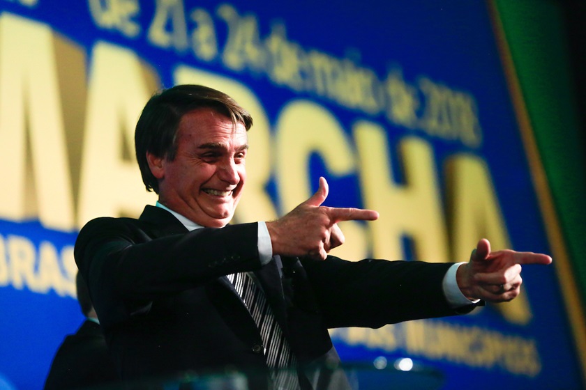 Bolsonaro amplia porte de arma para políticos, advogados, caminhoneiros e outros