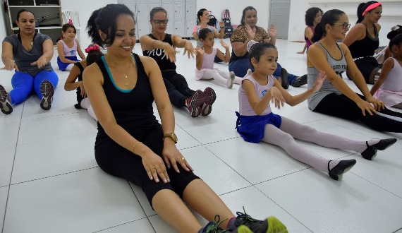 Dia de ballet com as mamães no Colégio Sete; veja fotos