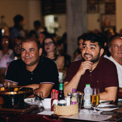 Costellas promove noite de humor e música