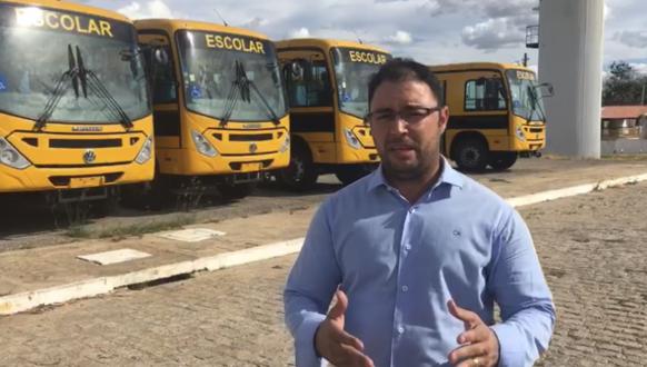 Mário Galinho mostra ônibus escolares zero quilômetro parados há 3 meses em Paulo Afonso