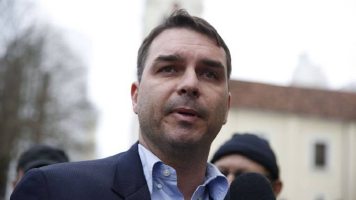 Flávio comprou 19 imóveis por R$ 9 mihões, diz MP ao pedir quebra de sigilo