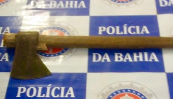 Polícia impede que filho agrida mãe com machado em Paulo Afonso