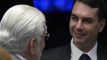 Flavio Bolsonaro elogia Jaques Wagner: ‘Me surpreendeu’