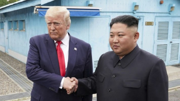 O mundo um pouco menos à beira do desastre nuclear –  Donald Trump pisa o solo da Coreia do Norte